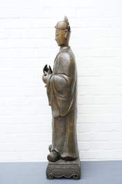Une paire de grandes figures aux t&ecirc;tes amovibles en bronze, Chine pour le Vietnam, 19&egrave;me